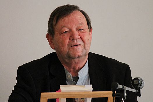 Ernst-Georg Schwill 2013 anlsslich einer Lesung in der "Galerie Lobeda-West" in Jena, veranstaltet durch Dr. Gudrun Lukin, Landtagsabgeordnete der Partei "Die Linke"; Urheber : Wikimedia-User: Indeedous/Wikimedia Commons; Lizenz: Gemeinfreiheit; Quelle: Wikimedia Commons