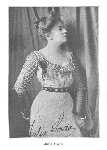Julia Serda 1902 in der Wiener Zeitschrift "Sport und Salon" (10. Mai 1902, S. 19); Quelle: Wikimedia Commons; Urheber: Unbekannt; digitalisiert von der Österreichischen Nationalbibliothek
