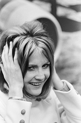 Sandie Shaw am 2. Februar 1967 bei der Ankunft auf dem Flughafen Amsterdam Schiphol; Rechteinhaber: Nationaal Archief1) (Den Haag, Rijksfotoarchief;&nbsp; Bestandsnummer: 920-0372); Urheber/Fotograf: Ron Kroon / Anefo; Quelle: Wikimedia Commons; Lizenz: CC0 1.0 (Verzicht auf das Copyright)