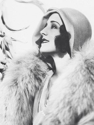 Norma Shearer etwa 1930 auf einer Fotografie von Ruth Harriet Louise (1903 – 1940); Quelle: Wikimedia Commons