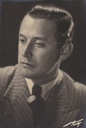 Hans Söhnker etwa 1930 fotografiert von Gregory Harlip) (? – 1945); Quelle: Wikimedia Commons; Lizenz: gemeinfrei