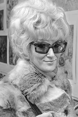 Dusty Springfield am 8. M�rz 1968 im "Stedelijk Museum"in Amsterdam; Rechteinhaber: Nationaal Archief (Den Haag,, Rijksfotoarchief; Bestandsnummer: 921-1468); Urheber/Fotograf: Koch, Eric / Anefo; Quelle: Wikimedia Commons (Ausschnitt des Originalfotos); Lizenz: CC0 1.0 (Verzicht auf das Copyright)