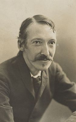 Robert Louis Stevenson fotografiert 1893 von dem australischen Fotografen Henry Walter Barnett (1862 – 1934); Quelle: State Library of New South Wales bzw. Wikimedia Commons; Lizenz: Dieses Bild ist gemeinfrei, weil sein Urheberrecht in Australien abgelaufen ist; mehr dazu auf der Wikimedia Commons-Seite.