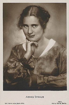 Agnes Straub, um 1916 fotografiert im "Atelier Oertel" von Eduard Oertel (18541933); Quelle: Wikimedia Commons; Verlag Hermann Leiser, Berlin (Karte Nr. 6610): Lizenz: gemeinfrei  