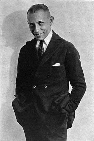 Erich von Stroheim; Quelle: Wikipedia bzw. Wikimedia Commons; Urheber unbekannt; entnommen aus dem1920 veröffentlichten Buch "The First One Hundred Noted Men and Women of the Screen" (Moffat, Yard&company) von CarolynLowrey (Retrieved from Google Book Search). Lizenz: Diese Mediendatei ist gemeinfrei in den Vereinigten Staaten. Dies gilt für US-amerikanische Werke, deren Urheberrecht erloschen ist, üblicherweise, weil ihre Erstveröffentlichung vor dem 1.Januar1923 liegt.