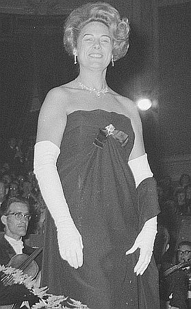 Renata Tebaldi am 28.�September�1962 anl�sslich der Preisverleihung des niederl�ndischen Musikpreises "Edison" im Rahmen der "Grand�Gala�du�Disque" im "Kurhaus�Scheveningen", wo sie in der Kategorie "Edison Classical Music Award") ausgezeichnet wurde; Rechteinhaber: Nationaal Archief (Den Haag, Rijksfotoarchief; Bestandsnummer: 914-3537); Urheber/Fotograf: Jack de Nijs/Anefo; Quelle (Ausschnitt des Originalfotos): Wikimedia Commons; Lizenz: CC0 1.0 (Verzicht auf  das Copyright)