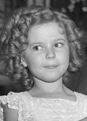 ShirleyTemple im Januar 1937; Quelle: Wikimedia Commons (Ausschnitt des Originalfotos) von "UCLA Library Digital Collection";Urheber: "Los Angeles Times"; Lizenz: CC BY 4.0 Deed