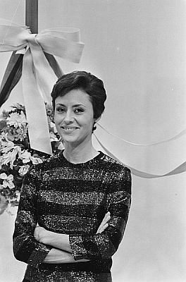 Caterina Valente am 3. Juni 1966 bei der Aufzeichnung der "Caterina-Valente-Show"; Rechteinhaber: Nationaal Archief (Den Haag, Rijksfotoarchief; Bestandsnummer: 919-2235); Urheber/Fotograf: Kroon, Ron / Anefo; Quelle: Wikimedia Commons; Lizenz: www.gahetna.nl/over-ons/open-data / CC BY-SA 3.0 NL