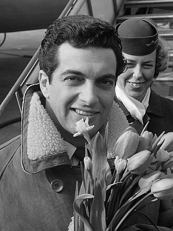 Frankie Vaughan am 7. Mrz 1962 bei Ankunft auf dem Amsterdamer Flughafen Schiphol; Rechteinhaber: Nationaal Archief (Den Haag, Rijksfotoarchief; Bestandsnummer: 913-6110); Urheber/Fotograf: Harry Pot / Anefo; Quelle: Wikimedia Commons; Lizenz:www.gahetna.nl/over-ons/open-data / CC BY-SA 3.0 NL