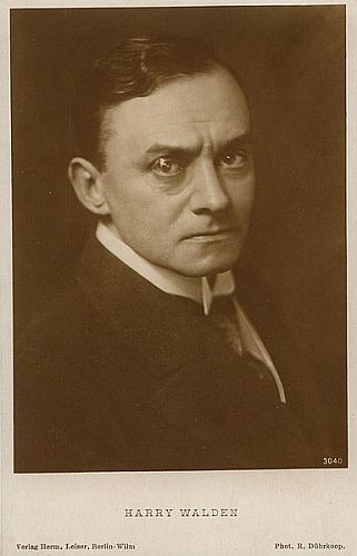 Harry Walden, fotografiert von Rudolf Dührkoop (1848 – 1918) etwa 1916; Das Foto ist gemeinfrei, weil seine urheberrechtliche Schutzfrist abgelaufen ist; Quelle: Wikimedia Commons