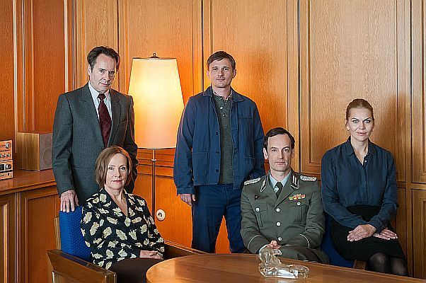 Fototermin (04.11.2014) am Film-Set der ARD-Serie "Weissensee": v.l.n.r.: Ruth�Reinecke als Marlene�Kupfer, Uwe�Kockisch als Hans�Kupfer, Florian�Lukas1) als Martin�Kupfer, J&ouml;rg�Hartmann als Falk�Kupfer und Anna�Loos als dessen inzwischen geschiedene Ehefrau Vera. Urheber: Ralf�Roletschek (www.fahrradmonteur.de); Quelle: Wikimedia Commons; Lizenz: GNU�Free Documentation License, Version�1.2. Dieses Bild ist nicht gemeinfrei.Es ist zwar frei benutzbar aber gesetzlich gesch&uuml;tzt.