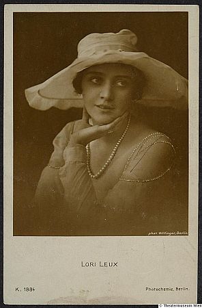Lori Leux, fotografiert von Wilhelm Willinger (18791943); Quelle: kulturpool.at von theatermuseum.at (Inventarnummer: FS_PP230270alt); Lizenz: CC BY-NC-SA 4.0