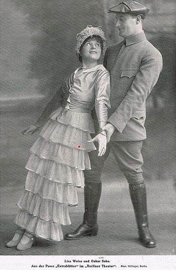 Oscar Sabo und Lisa Weise auf einer Künstlerkarte zu "Extrablätter" (1914),fotografiert von Wilhelm Willinger (1879–1943); Quelle: Wikimedia Commons; Lizenz: gemeionfrei