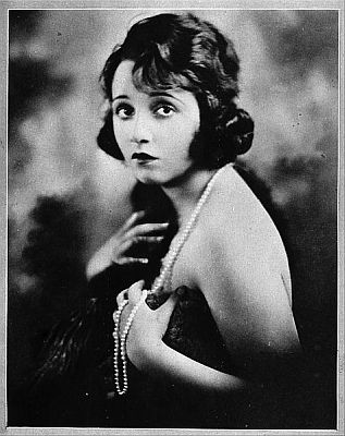 Bebe Daniels 1920 fotografiert von Albert Witzel (1879 – 1929); "Witzel Studios", Los Angeles