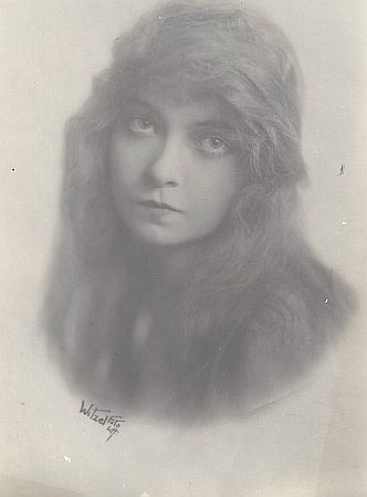 Lillian Gish, fotografiert von Albert Witzel (1879–1929); Quelle: Wikimedia Commons; Lizenz: gemeinfrei