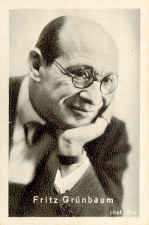 Fritz Grünbaum, fotografiert von Yva1) (Else Ernestine Neuländer-Simon) (1900–1942); Quelle: www.virtual-history.com; Lizenz: gemeinfrei