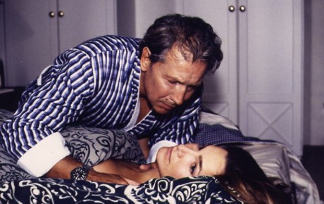 Szenenfoto aus dem Thriller "Verstrickt" (1998); Herzsprung als Architekt Harry, der mit einer Leiche im Bett konfrontiert wird. Foto mit freundlicher Genehmigung von www.ziegler-film.com; Copyright Ziegler Film GmbH & Co. KG