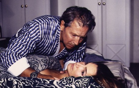 Szenenfoto aus dem Thriller "Verstrickt" (1998); Herzsprung als Architekt Harry, der mit einer Leiche im Bett konfrontiert wird. Foto mit freundlicher Genehmigung von www.ziegler-film.com; Copyright Ziegler Film GmbH & Co. KG