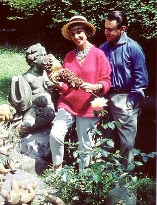 Lale Andersen und ihr Mann Artur Beul zuhause im Garten in Zollikon