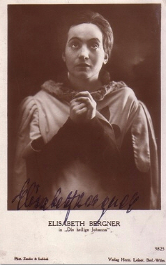 Elisabeth Bergner in "Die heilige Johanna"; Urheber: Fotoatelier "Zander & Labisch" (Albert Zander u. Siegmund Labisch) (18631942)); Quelle: www.cyranos.ch