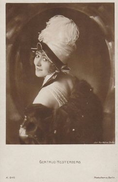 Trude Hesterberg auf einer Fotografie von Mac Walten (1892 – 1943); Quelle: www.cyranos.ch