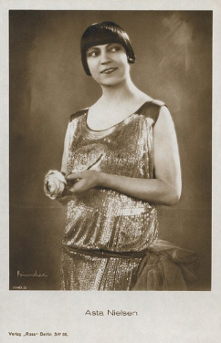 Asta Nielsen vor 1929; Urheberr: Alexander Binder (18881929); Quelle: www.cyranos.ch; Lizenz: gemeinfrei