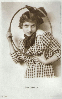 Ossi Oswalda auf einer Fotografie von Alexander Binder (1888 – 1929); Urheber bzw. Nutzungsrechtinhaber: Alexander Binder (1888 – 1929); Quelle: www.cyranos.ch