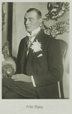 Fritz Rasp auf einer Fotografie des Fotoateliers "Zander & Labisch", Berlin; Urheber Siegmund Labisch (1863–1942); Quelle: www.cyranos.ch
