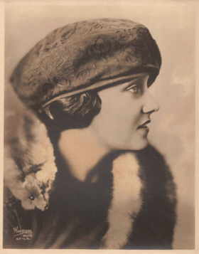 Gloria Swanson auf einer Fotografie von Fred Hartsook (1876 – 1930); Quelle: www.cyranos.ch