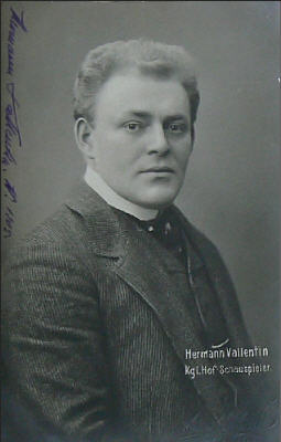 Hermann Vallentin ca. 1906 oder früher; Urheber: Unbekannt; Quelle: www.cyranos.ch; Foto auch veröffentlicht in der Zeitschrift "Berliner Leben" (Heft 11, 1906); Lizenz: gemeinfrei