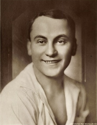 Kurt Vespermann, etwa 1917 fotografiert von Mac Walten (1872–1936): Urheber: Mac Walten; Quelle: cyranos.ch bzw. Wikimedia Commons; Lizenz: gemeinfrei
