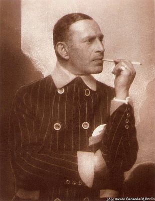 Max Landa um 1920 auf einer Fotografie von Nicola Perscheid (18641930); Quelle: Wikimedia Commons; Photochemie-Karte 2387: Lizenz: gemeinfrei