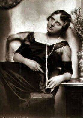 Die Schauspielerin Ossi Oswalda vor 1930 auf einer Fotografie von Nicola Perscheid (1864 - 1930)