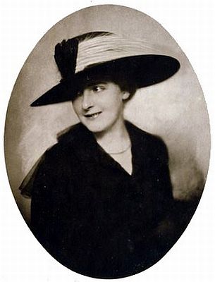 Henny Porten auf einer Fotografie von Nicola Perscheid (1864 – 1930) aus den 1920er Jahren 03; Lizenz: gemeinfrei