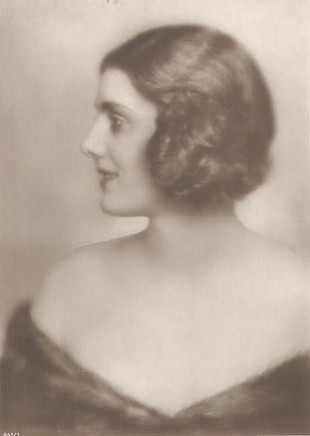 Margarete Schlegel um 1925 auf einer Fotografie von Nicola Perscheid (1864  1930); Quelle: Wikipedia; Ross-Karte Nr. 841/1
