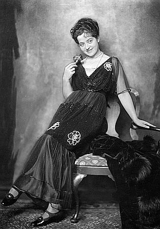 Dorrit Weixler auf einer Fotografie von Nicola Perscheid (18641930), verffentlicht in "Die Dame" (8/1916); Quelle: Wikimedia Commons; Lizenz: gemeinfrei