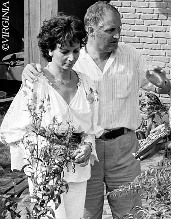 Claudia Wedekind zusammen mit dem �sterreichischen Regisseur Wolf Dietrich anl�sslich der Dreharbeiten zu dem Zweiteiler "Segeln macht frei" (1986)