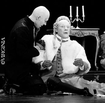 Hermann Lause als "Der Domherr" mit Hans Peter Korff (als "Der Graf") 1983 in dem Schauspiel "Der Groß-Coptha" von Johann Wolfgang von Goethe m "Deutschen Schauspielhaus" in Hamburg; Copyright Virginia Shue