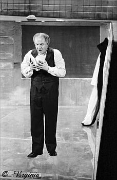 Traugott Buhre in FAUST I (Bild 1); Copyright Virginia Shue 