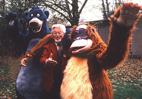 Klaus Havenstein mit den Figuren aus dem "Dschungelbuch", dem Bären Balu und dem Affenkönig "King Louie"; Copyright Virginia Shue