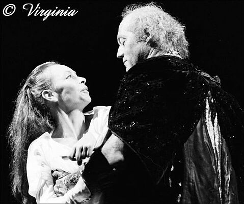 Jutta Hoffmann mit Ulrich Wildgruber in "Macbeth"; Copyright Virginia Shue