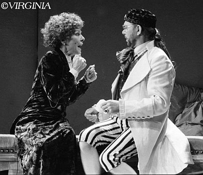 Eva-Ingeborg Scholz am 02.09.1985 mit  Uwe Friedrichsen in dem Tournee-Theaterstück "Die gelehrten Frauen"; Copyright Virginia Shue