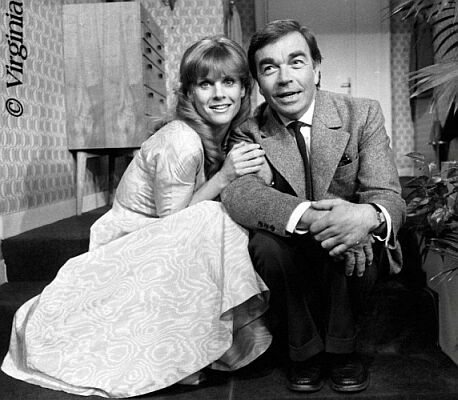 Claus Biederstaedt und Heidi Brühl bei Dreharbeiten im Studio Hamburg zu "Geld oder Liebe" (06.04.1981); Copyright Virginia Shue