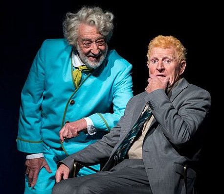 Szenenfoto aus "Gottes Lebenslauf" mit Dieter Hallervorden und Peter Bause; Foto mit freundlicher Genehmigung des Fotografen Dirk Dehmel  (www.derdehmel.de); Quelle: schlosspark-theater.de; Copyright DERDEHMEL / Urbschat