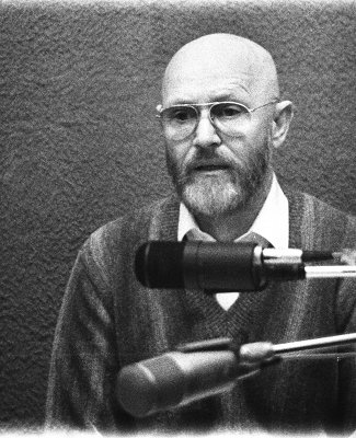 Ernst Jacobi am Mikrofon bei den Aufnahmen zu dem von ihm geschriebenen Hörspiel "Der Stich" (auch Regie); Erstausstrahlung Sender Freies Berlin 02.08.1987; Urheber: Werner Bethsold; Copyright Werner Besthsold