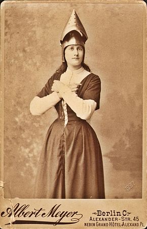 Die Schauspielerin Amanda Lindner 1887 als "Jungrau von Orleans"; Urheber: Atelier Albert Meyer (1857- 1924), Berlin; Bildrechte/-herkunft: Meininger Museen: Theatermuseum "Zauberwelt der Kulisse"