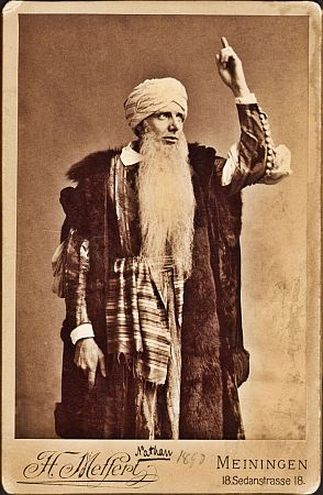 Ludwig Wüllner 1890 als Nathan in Lessings "Nathan der Weise"; Urheber: H. Meffert, Photograph/Atelier in Meiningen; Bildrechte/-herkunft: Meininger Museen: Theatermuseum "Zauberwelt der Kulisse"; Originalfoto sowie weitere Infos bei "Museum digital Thüringen" (www.museum-digital.de)