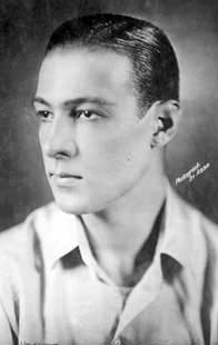 Rudolph Valentino; Quelle: http://commons.wikimedia.org (taken with permission from Silent Ladies & Gents); Lizenz: Diese Bild- oder Mediendatei ist gemeinfrei, weil ihre urheberrechtliche Schutzfrist abgelaufen ist. Dies gilt f&uuml;r die Europ&auml;ische Union, die Vereinigten Staaten, Australien und alle weiteren Staaten mit einer gesetzlichen Schutzfrist von 70�Jahren nach dem Tod des Urhebers.