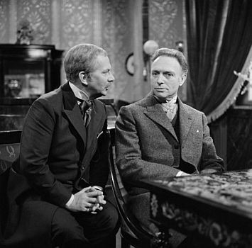 Szenenfoto mit Paul Edwin Roth (Dr. Watson) und Erich Schellow (Sherlock Holmes) aus der Serie "Sherlock Holmes" (1967); mit freundlicher Genehmigung von  "Studio Hamburg Enterprises GmbH",welche die Serie in der Reihe "Straßenfeger" (45) zusammen mit "Conan Doyle und der Fall Edalji" (1966, mit Paul Klinger als Sir Arthur Conan Doyle) und "Sherlock Holmes und das Halsband des Todes" (1962, mit Christopher Lee als Sherlock Holmes und Thorley Walters als Dr. Watson) am 21. September 2012 auf DVD herausbrachte.