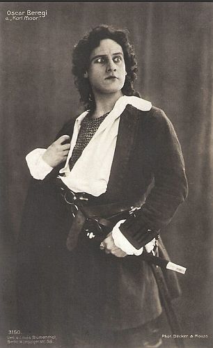 Oskar Beregi als Karl Moor in dem Schiller-Drama "Die Ruber"; Urheber: Fotoatelier "Becker&  Maass", Berlin (Otto Becker (18491892)/Heinrich Maass (18601930)); Verlag: Louis Blumenthal (18881942), Berlin (Nr. 3150); Quelle: filmstarpostcards.blogspot.com; Lizenz: gemeinfrei